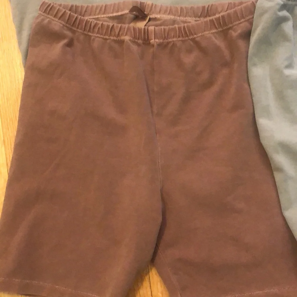 Skims lot of 3. 2 mid thigh shorts large and 1 top 3X - Picture 2 of 6